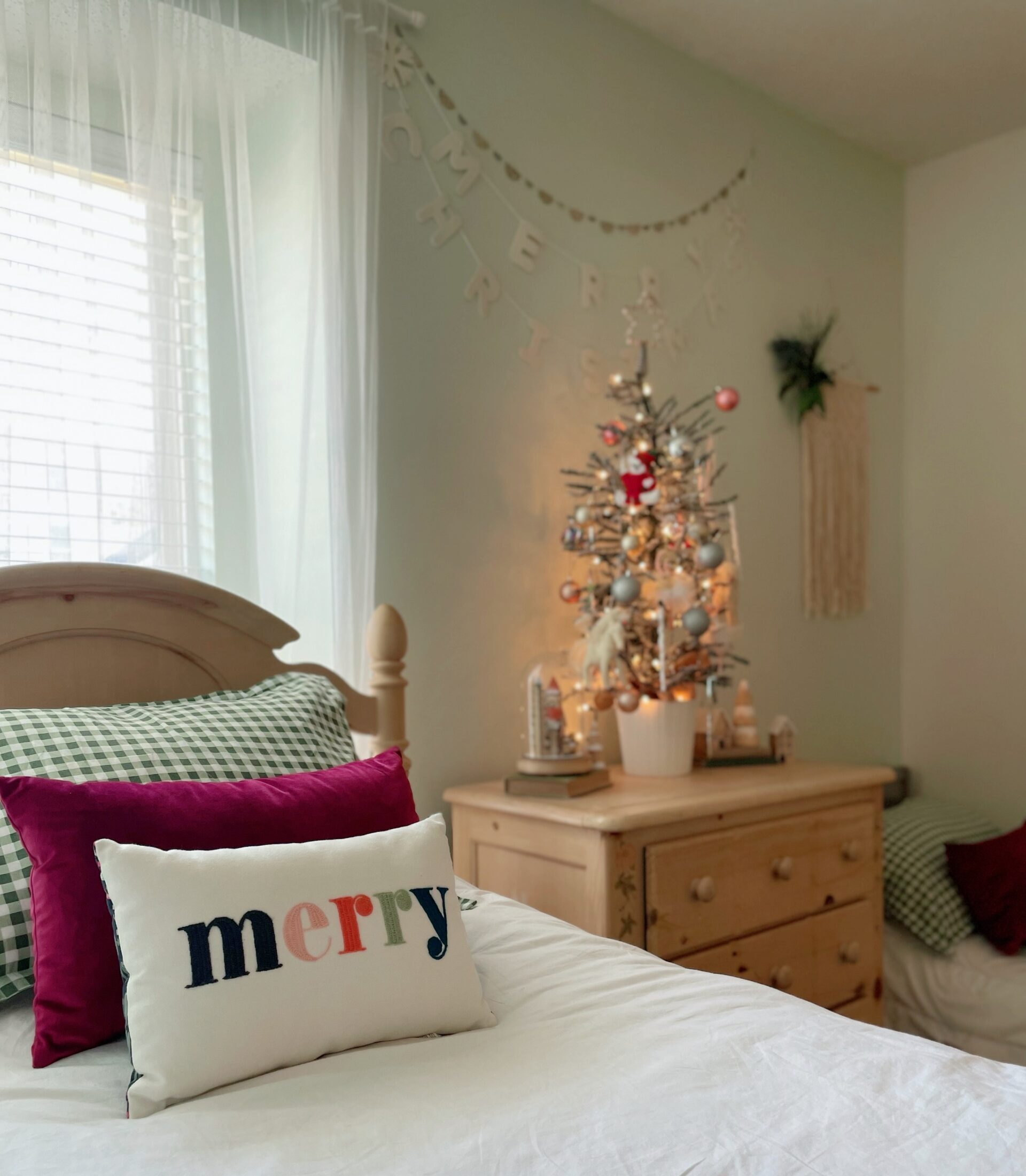 girls Christmas room 2