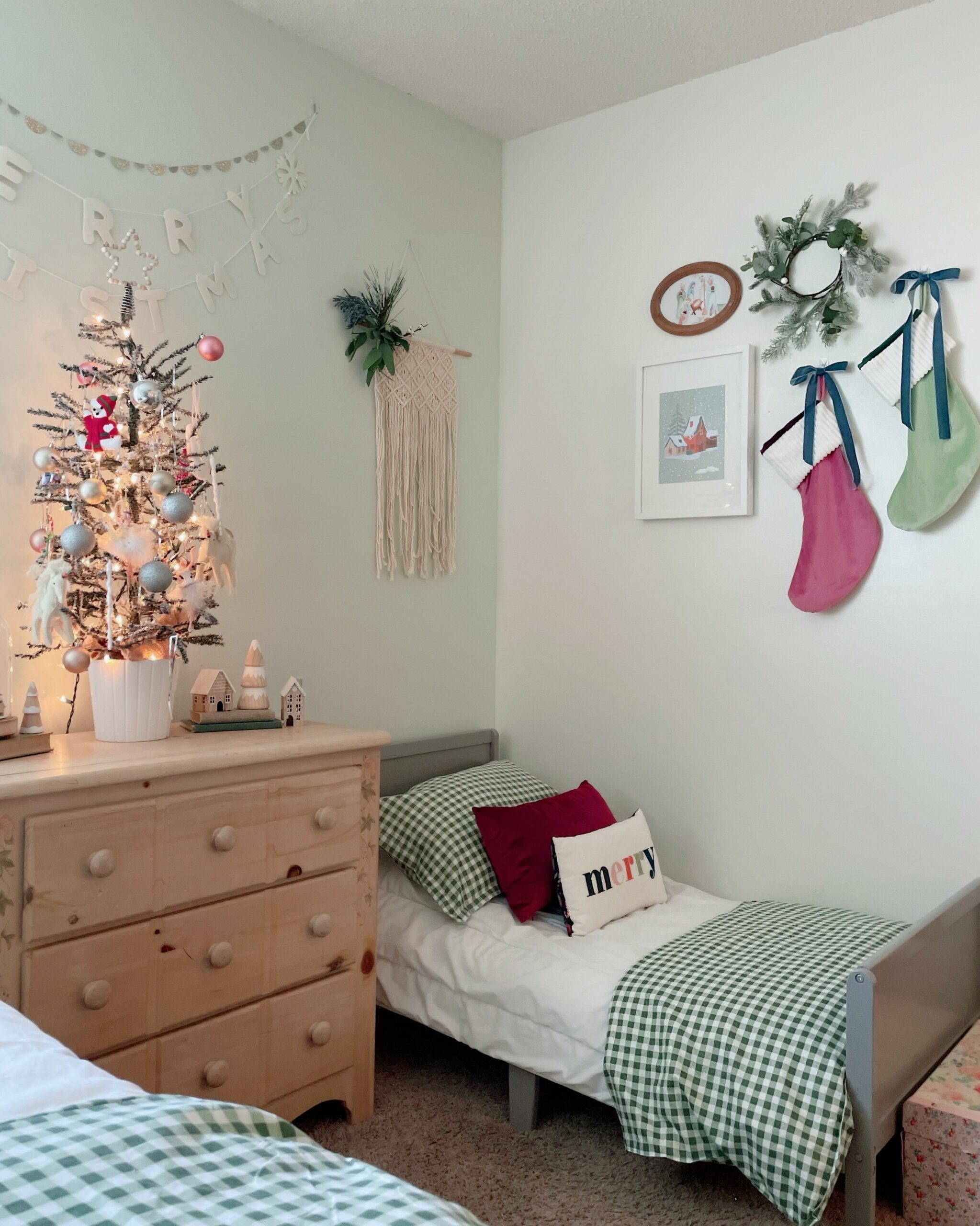 girls Christmas room 8